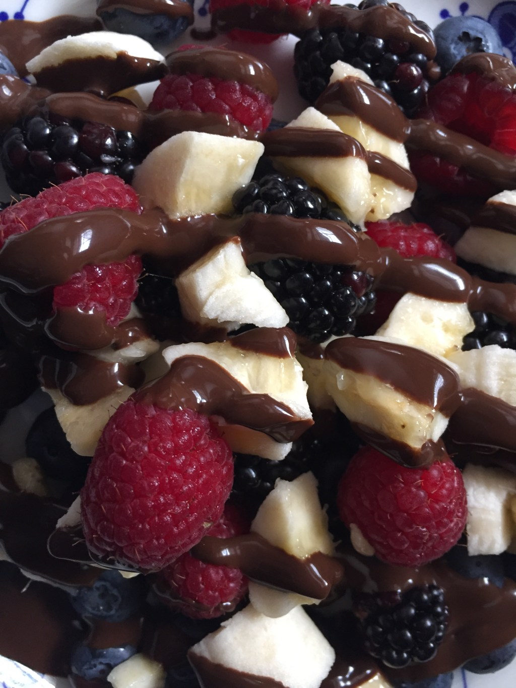 Guilt-Free Berry Banana Chocolate Sundae – Perfect Valentine’s Day&nbsp;Treat