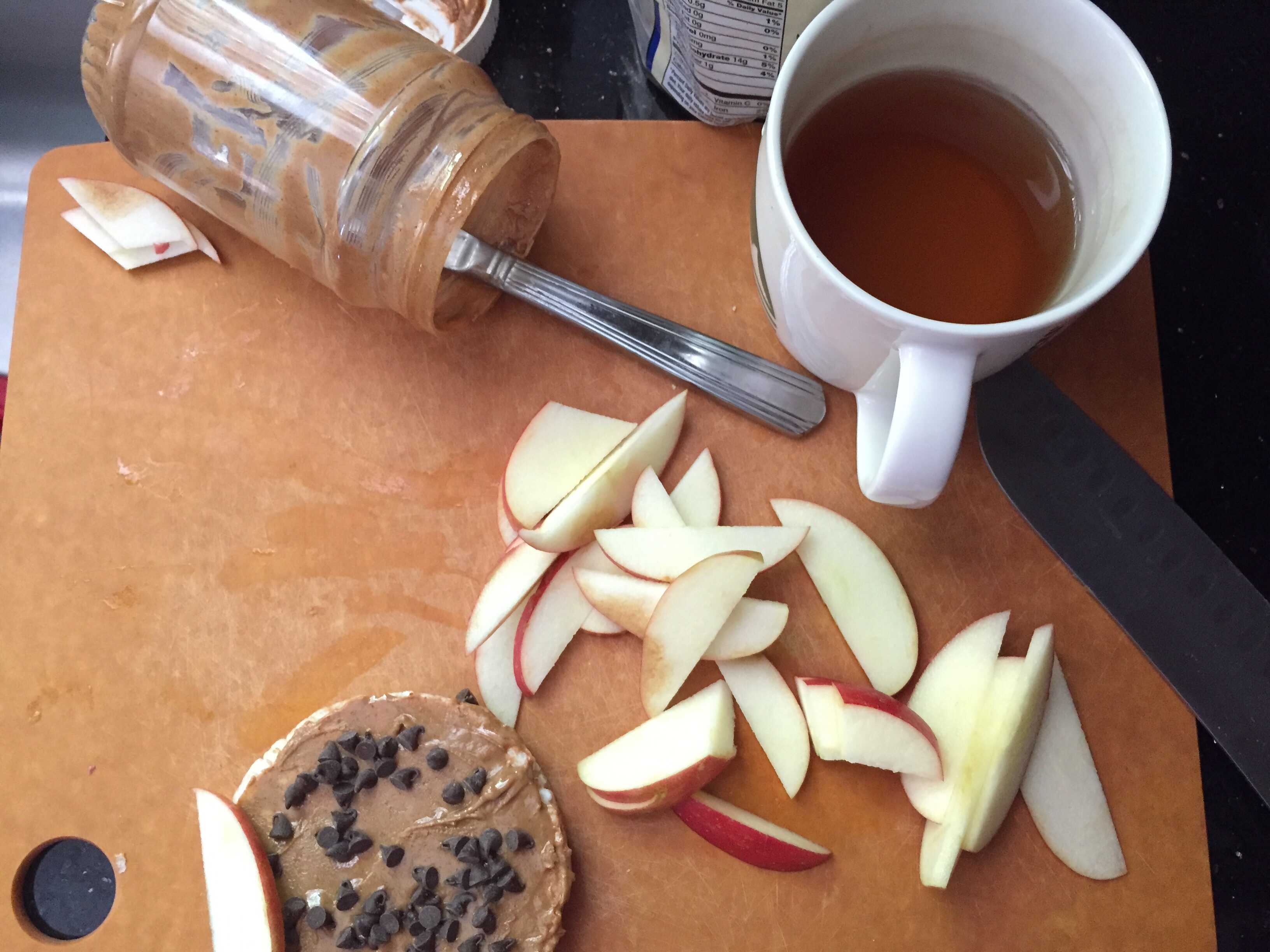 Image of preparing the rice cake with Pb, apple, and chocolate chips