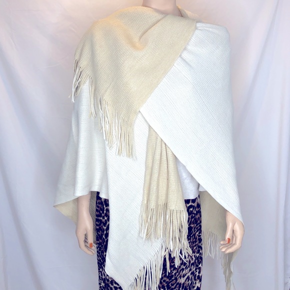 Wrap yourself up in this New York & Company Ruana&nbsp;blanket⠀